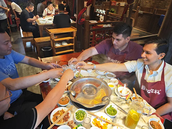 Customers come to our factory to learn about the relevant techniques of operating Chain link fence machines