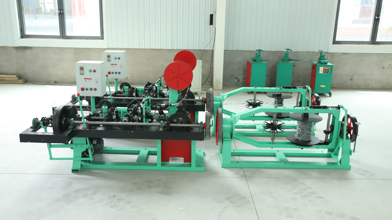 Customers come to our factory to learn about the relevant techniques of operating barbed wire mesh machine