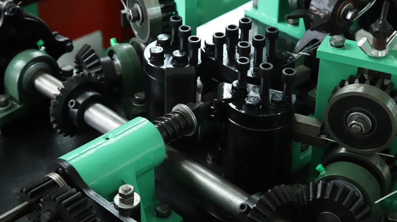 Customers come to our factory to learn about the relevant techniques of operating barbed wire mesh machine